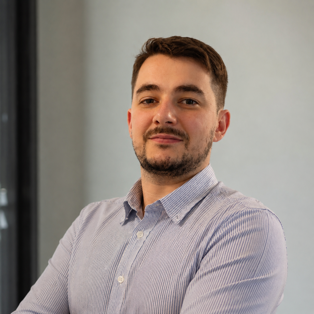 Alex F., profesor de matematică, fizică și informatică
